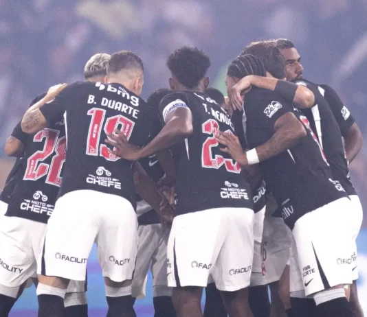 Jogadores do Vasco da Gama reunidos em campo durante partida. A imagem ilustra a análise sobre a derrota para o Boca Juniors na Copa Libertadores.