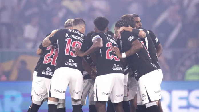 vasco-discover Jogadores do Vasco da Gama reunidos em campo durante partida. A imagem ilustra a análise sobre a derrota para o Boca Juniors na Copa Libertadores.