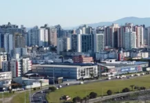 São José abre consulta pública para modernização da iluminação e implantação de Cidade Inteligente Vista urbana de São José, com prédios e vias da cidade, usada para ilustrar a consulta pública sobre a modernização da iluminação e a implantação de tecnologias de Cidade Inteligente