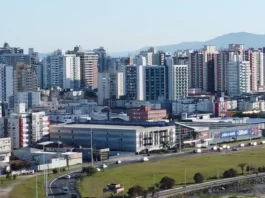 São José abre consulta pública para modernização da iluminação e implantação de Cidade Inteligente Vista urbana de São José, com prédios e vias da cidade, usada para ilustrar a consulta pública sobre a modernização da iluminação e a implantação de tecnologias de Cidade Inteligente