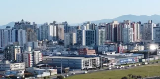 Vista urbana de São José, com prédios e vias da cidade, usada para ilustrar a consulta pública sobre a modernização da iluminação e a implantação de tecnologias de Cidade Inteligente
