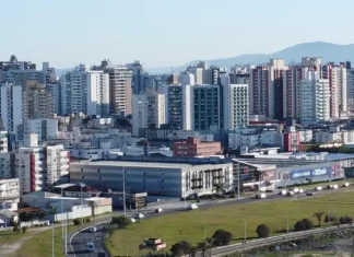 Vista urbana de São José, com prédios e vias da cidade, usada para ilustrar a consulta pública sobre a modernização da iluminação e a implantação de tecnologias de Cidade Inteligente
