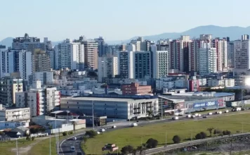 Vista urbana de São José, com prédios e vias da cidade, usada para ilustrar a consulta pública sobre a modernização da iluminação e a implantação de tecnologias de Cidade Inteligente