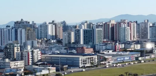 São José abre consulta pública para modernização da iluminação e implantação de Cidade Inteligente Vista urbana de São José, com prédios e vias da cidade, usada para ilustrar a consulta pública sobre a modernização da iluminação e a implantação de tecnologias de Cidade Inteligente