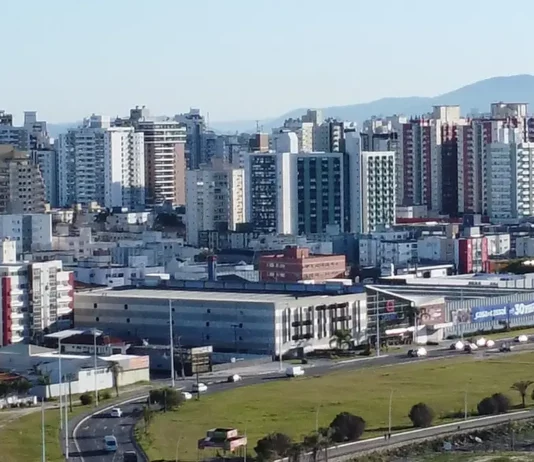 São José abre consulta pública para modernização da iluminação e implantação de Cidade Inteligente Vista urbana de São José, com prédios e vias da cidade, usada para ilustrar a consulta pública sobre a modernização da iluminação e a implantação de tecnologias de Cidade Inteligente
