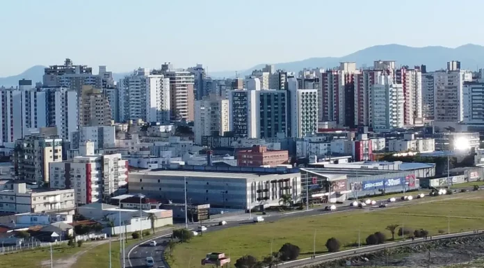 Vista urbana de São José, com prédios e vias da cidade, usada para ilustrar a consulta pública sobre a modernização da iluminação e a implantação de tecnologias de Cidade Inteligente