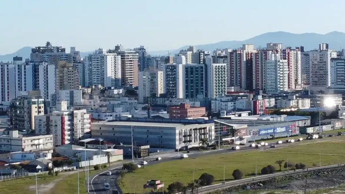vista-aerea-sao-jose-1200x675 Vista urbana de São José, com prédios e vias da cidade, usada para ilustrar a consulta pública sobre a modernização da iluminação e a implantação de tecnologias de Cidade Inteligente